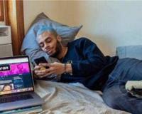 男子网络乞讨月入4万 一句＂我很穷＂网友们立马给他打钱