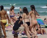 实拍国外天体海滩浴场高清图片 男女全裸狂欢尽情聊骚