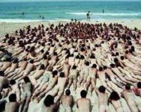 实拍国外天体海滩浴场高清图片 男女全裸狂欢尽情聊骚