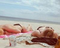 实拍国外天体海滩浴场高清图片 男女全裸狂欢尽情聊骚