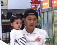 杨幂女儿小糯米正面照片曝光 一看就是亲生的(基因强大)