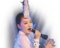 盘点那些假唱被揭穿的明星 萨顶顶假唱转话筒(视频)