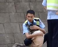 23岁交警泥浆中救出女子后轻拥安抚