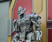 北京环球影城威震天是真人吗