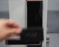 女子称住酒店深夜遭陌生男刷卡进入