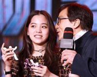 欧阳娜娜第一次给成龙