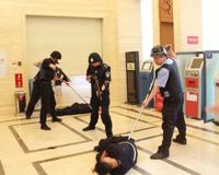 经理边玩手机边与抢银行男子聊天