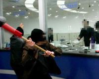 经理边玩手机边与抢银行男子聊天