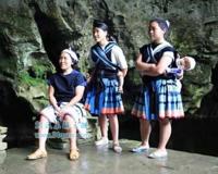 白裤瑶不遮双乳的“两片瑶” 揭秘女追男的婚姻习俗