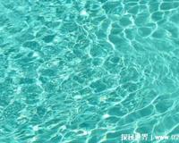 水洗蓝是什么颜色，自然褪色有些泛白的蓝色(穿起来显得很清新)