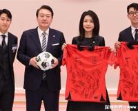 韩男足与总统夫妇共进晚餐（12月8日）