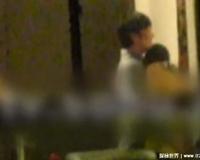 潘粤明曝出董洁王大治辣眼睛照片，董洁火辣热吻王大治出手摸臀