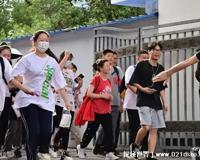 女生高考可以穿泳装吗，可以的(会成为全场的焦点最好不要穿)