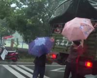 百姓冒雨送战士鸡蛋
