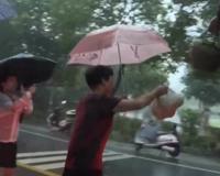 百姓冒雨送战士鸡蛋