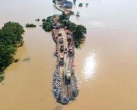 百姓冒雨送战士鸡蛋