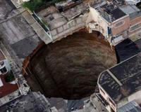 恐怖的危地马拉天坑