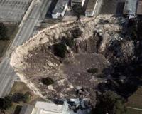 恐怖的危地马拉天坑