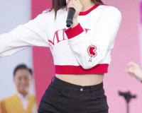 最近爆红的洪真英 竟然和她身边的那位 双马尾女孩 关系很大