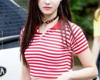 最近爆红的洪真英 竟然和她身边的那位 双马尾女孩 关系很大