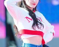 最近爆红的洪真英 竟然和她身边的那位 双马尾女孩 关系很大