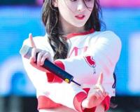 最近爆红的洪真英 竟然和她身边的那位 双马尾女孩 关系很大