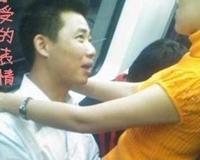 图说发生的摸乳事件