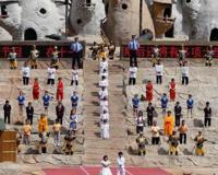 袖珍人景区表演谋生