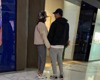 离婚不离家 张亮与寇静恩爱秀不停