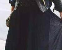 黑纱裙配什么上衣