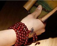 女士如何正确佩戴小叶紫檀手链