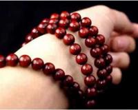 女士如何正确佩戴小叶紫檀手链