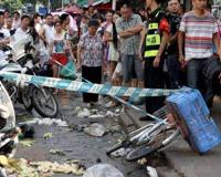 男子当街持刀砍人致两女子一死一伤