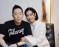 50岁朱茵晒老公黄贯中幸福合照 颜值超好看 依偎相伴甜蜜快乐