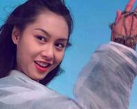 50岁朱茵晒老公黄贯中幸福合照 颜值超好看 依偎相伴甜蜜快乐