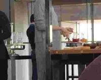 孕味十足！奶茶妹妹怀孕挺大肚外出