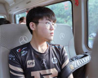 姿态直播热度超越PDD(美女辅助李冉也被带火)