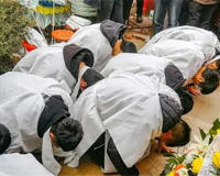 参加葬礼吊唁时磕几个头是对的(有的人不磕头)