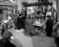 参加葬礼吊唁时磕几个头是对的(有的人不磕头)