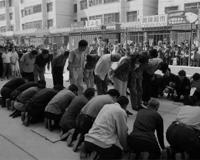 参加葬礼吊唁时磕几个头是对的(有的人不磕头)