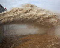 总在安徽泄洪原因，江苏在下游发洪水却很少被淹是为什么