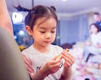 戚薇教育女儿的方式 粗暴中带着关怀