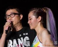 张靓颖冯柯了离婚了吗 与鲜肉帅哥牵手同行你怎么看