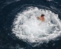 打湿床单的不只汗水，还有潮吹