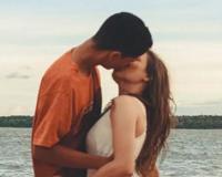 接吻时你的手应该放哪里