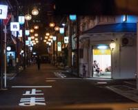 潜入红灯区，记录工作中的日本学生妹