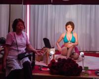 潜入红灯区，记录工作中的日本学生妹