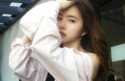 我一开始反抗后来舒服 老公睡觉非的把手放里面