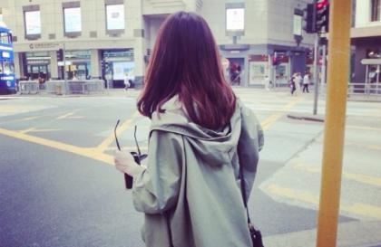 我一开始反抗后来舒服 老公睡觉非的把手放里面