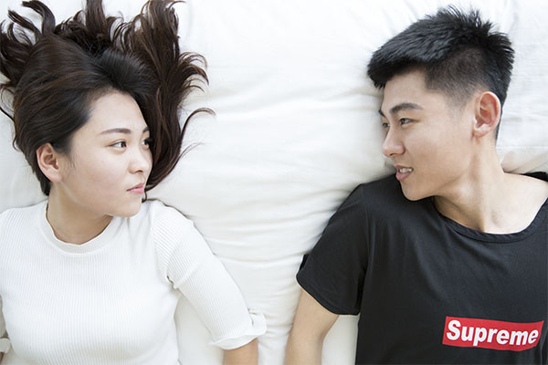 女生男生一起裸睡好吗 揭秘男女一起这样睡的利弊